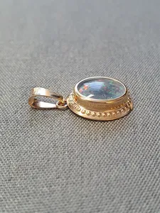 Hängsmycke camé med opal triplett 1,0gr 18K