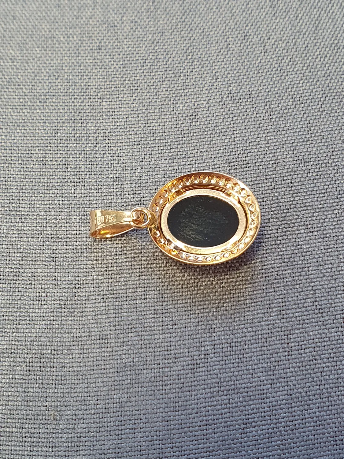 Hängsmycke camé med opal triplett 1,0gr 18K