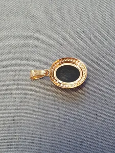 Hängsmycke camé med opal triplett 1,0gr 18K