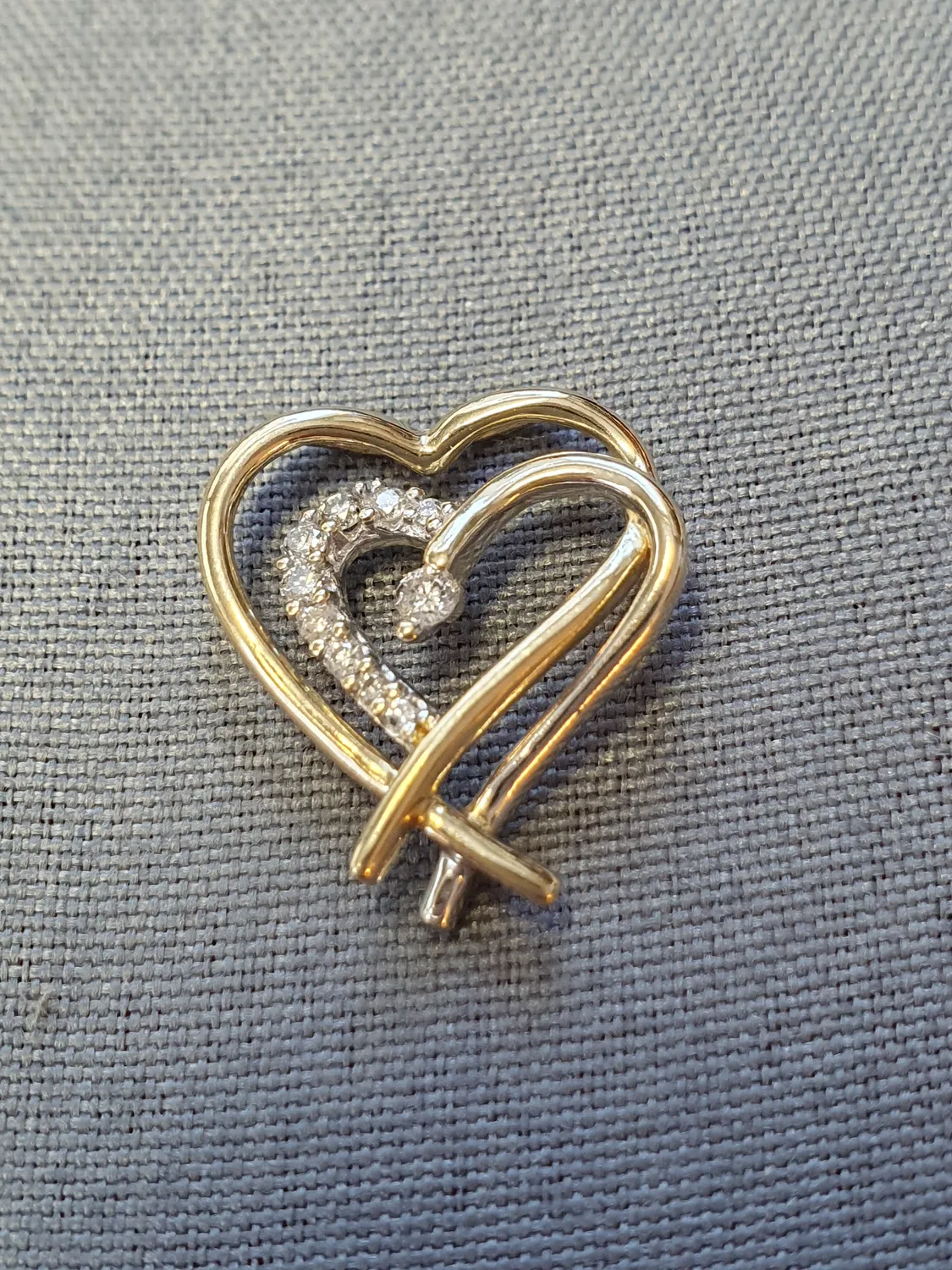 Hängsmycke, hjärta m diamanter 1,1gr 9K