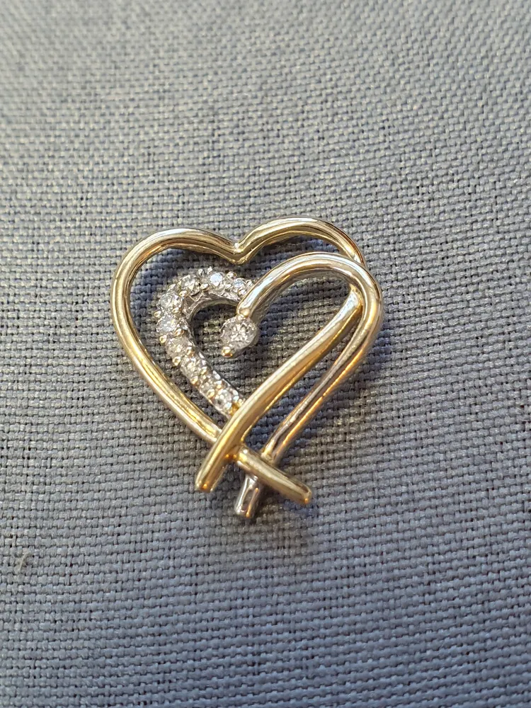 Hängsmycke, hjärta m diamanter 1,1gr 9K