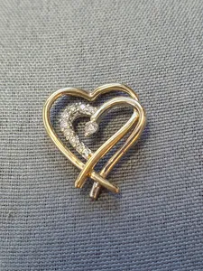 Hängsmycke, hjärta m diamanter 1,1gr 9K