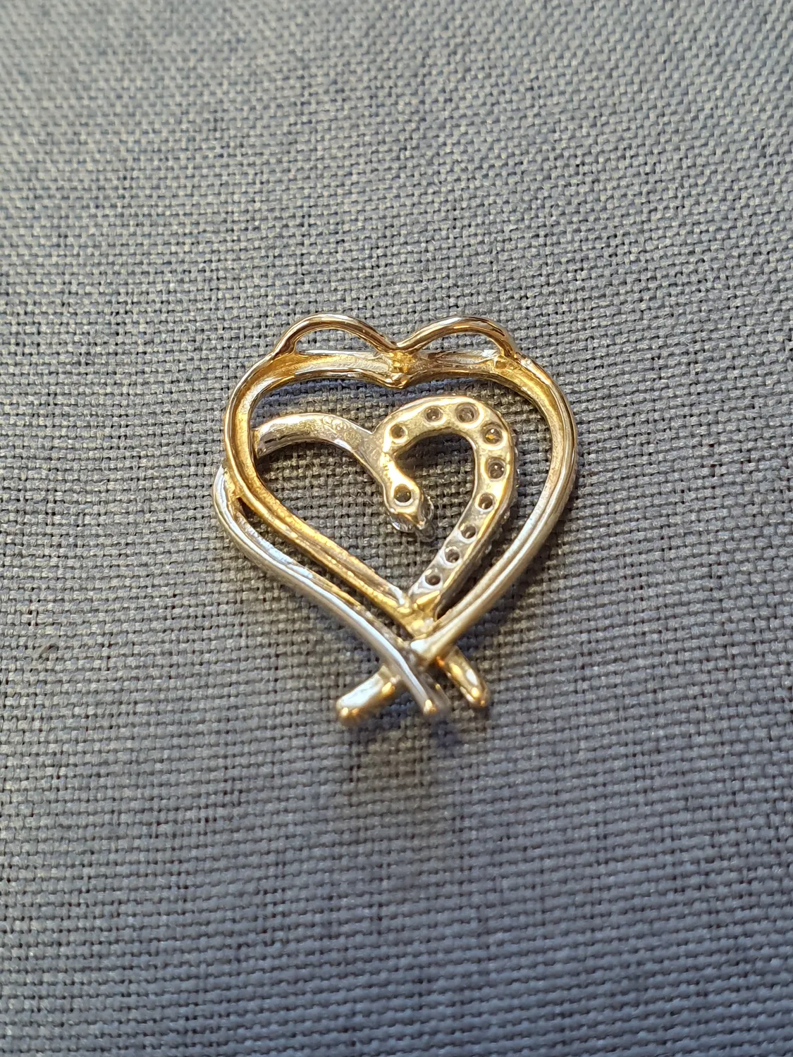 Hängsmycke, hjärta m diamanter 1,1gr 9K