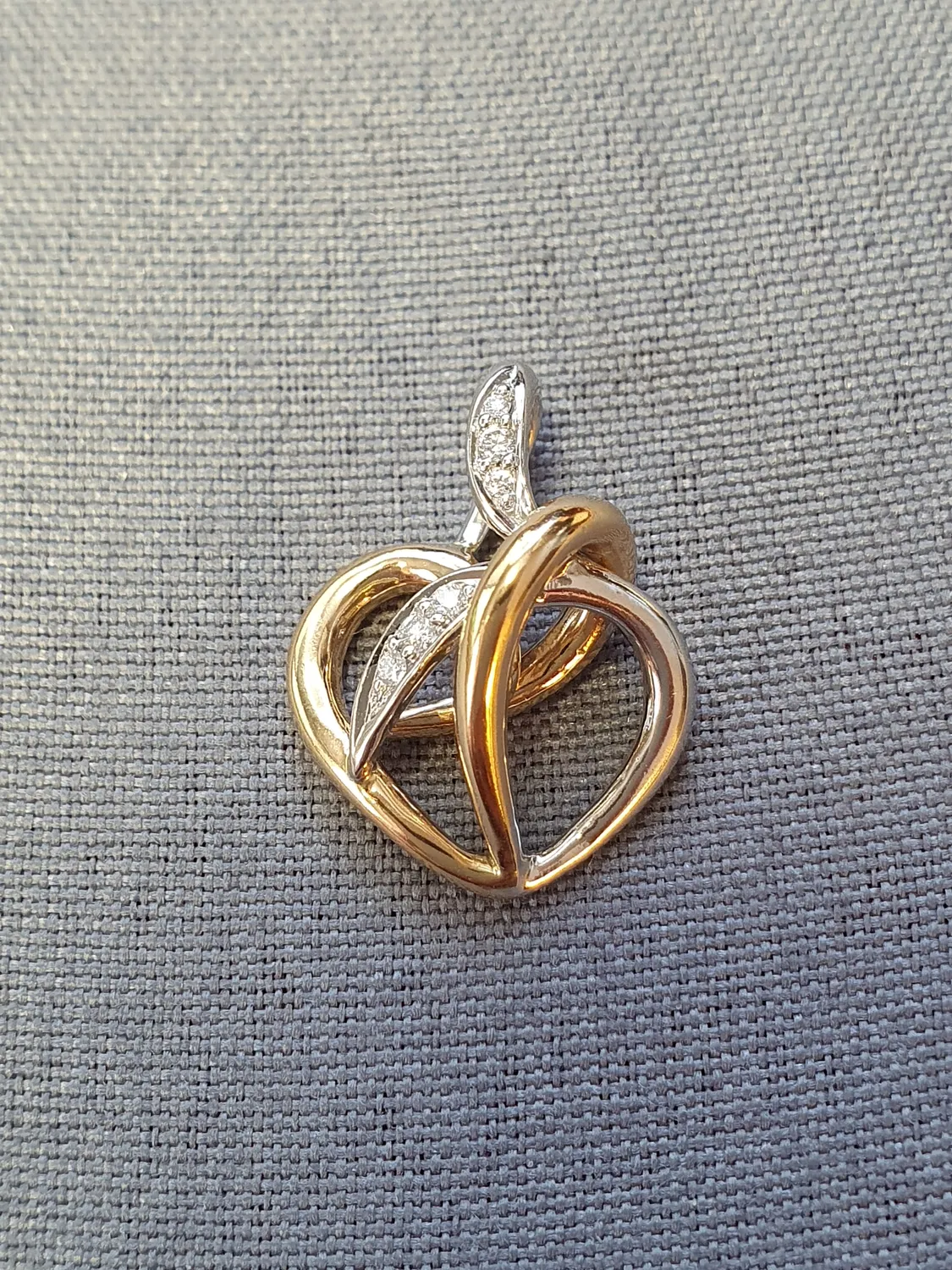 Hängsmycke, hjärta m diamanter 2,5gr 18K