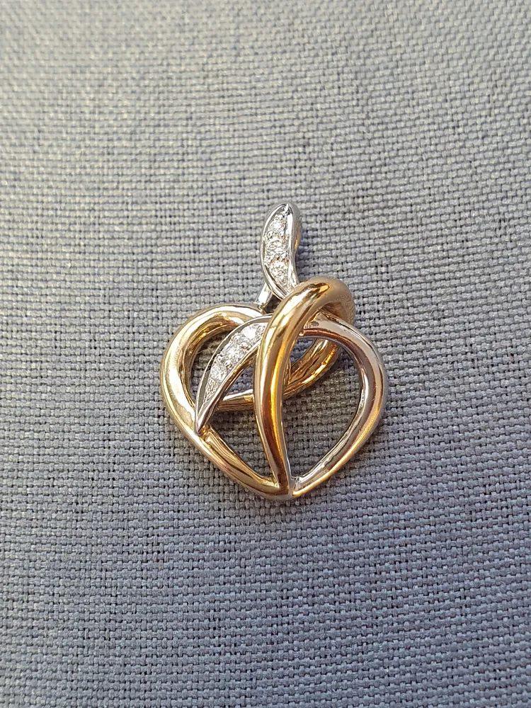 Hängsmycke, hjärta m diamanter 2,5gr 18K