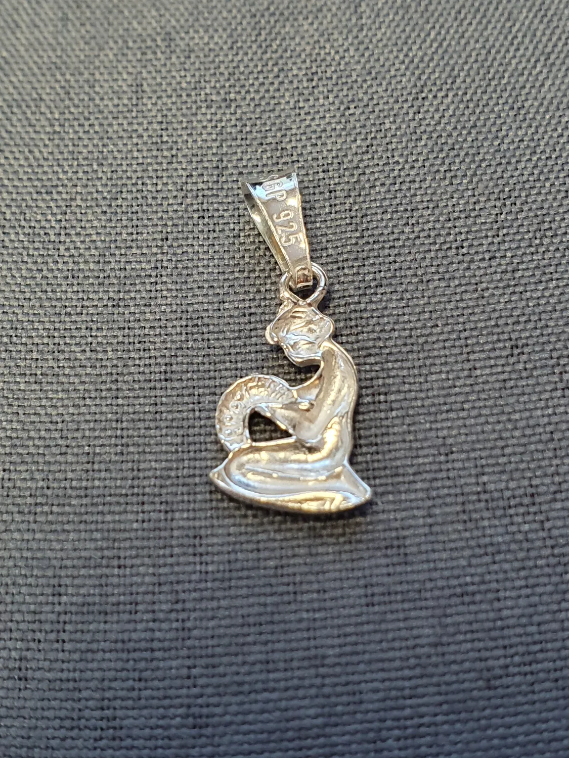 Jungfrun hängsmycke 9250166H-9