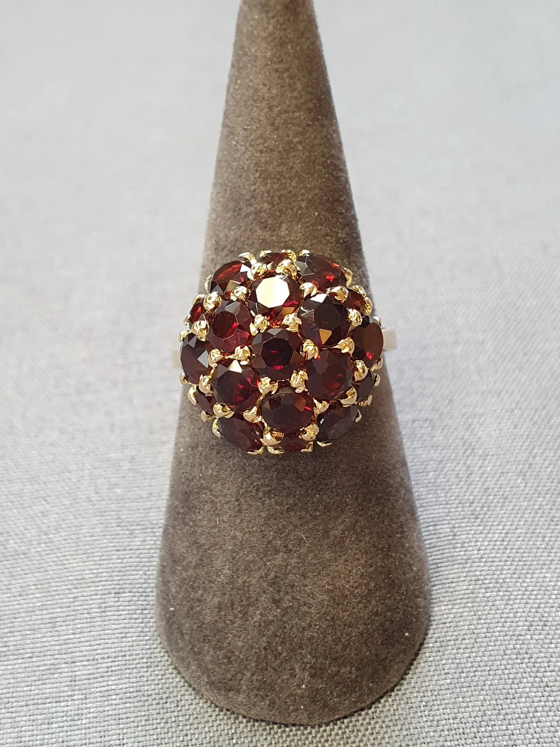 Ring med granater 56,0 7,6gr 18K