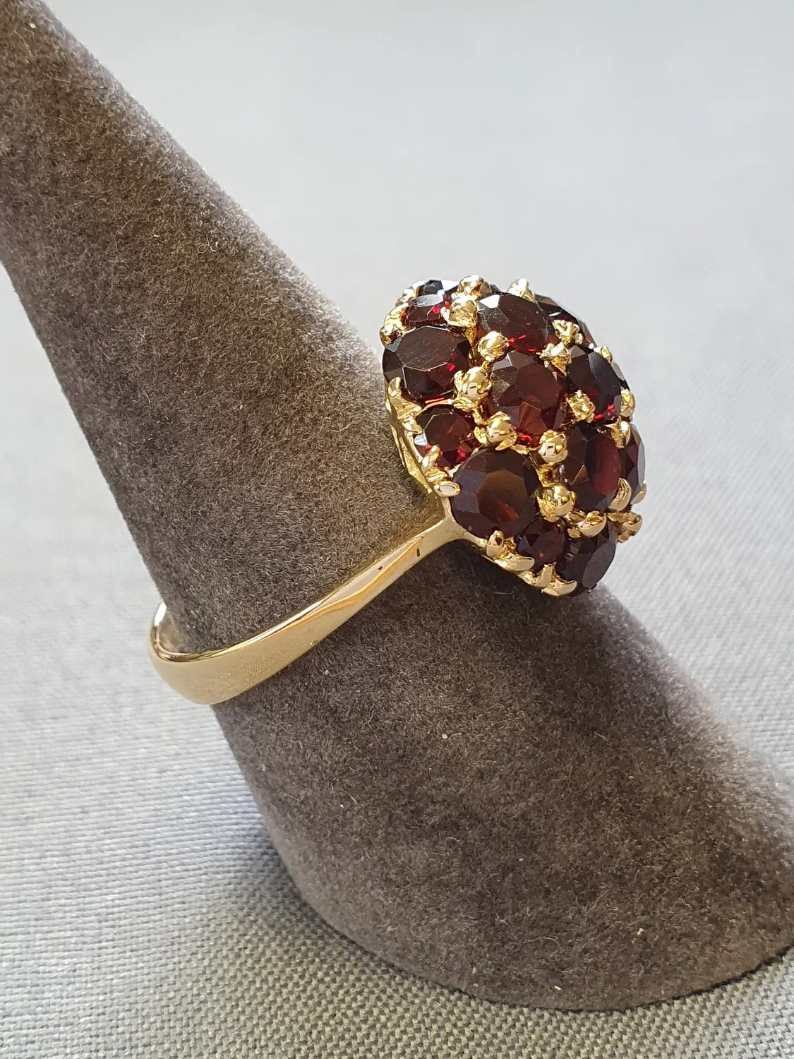 Ring med granater 56,0 7,6gr 18K