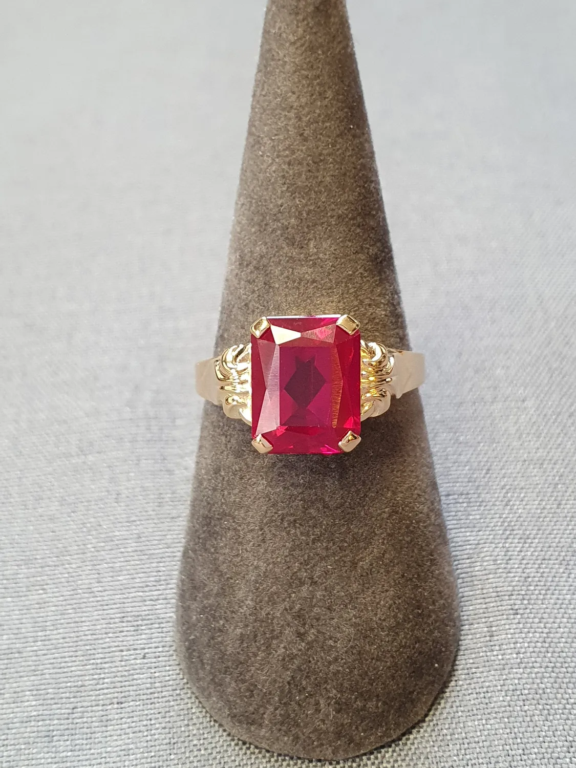 Ring med röd sten 56,0 2,8gr 18K