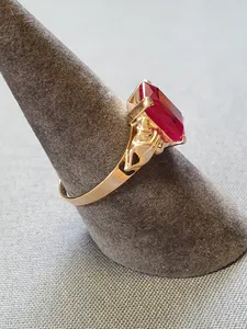 Ring med röd sten 56,0 2,8gr 18K