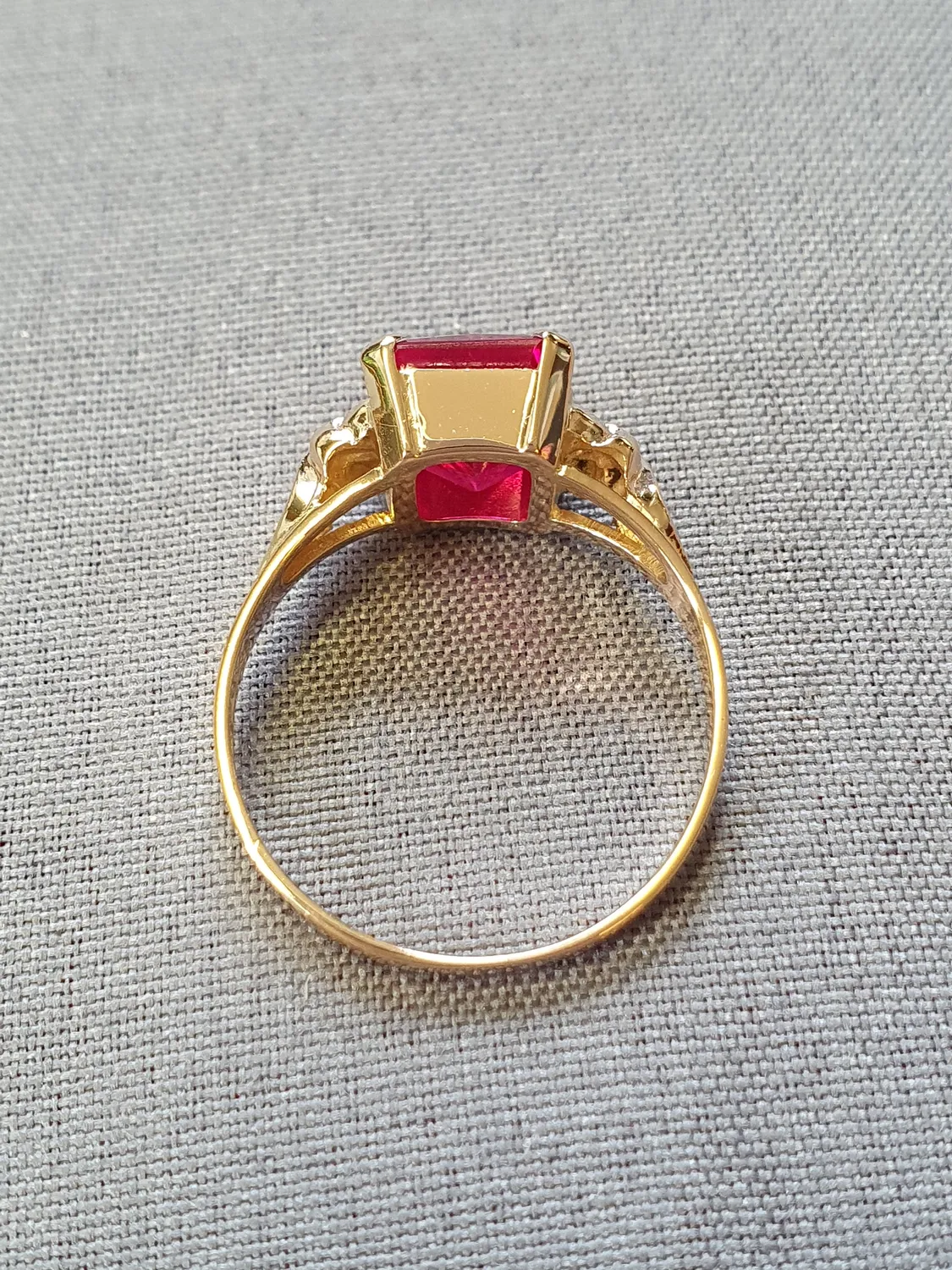 Ring med röd sten 56,0 2,8gr 18K