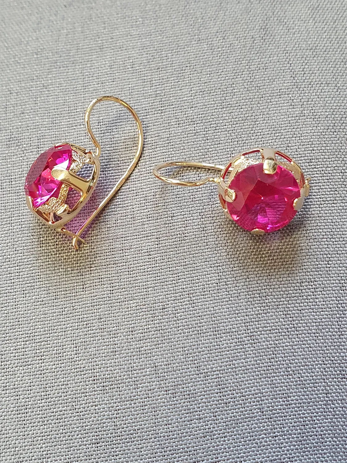 Örhängen m cerise sten och krok 3,1gr 14K