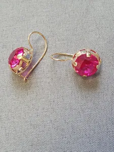 Örhängen m cerise sten och krok 3,1gr 14K