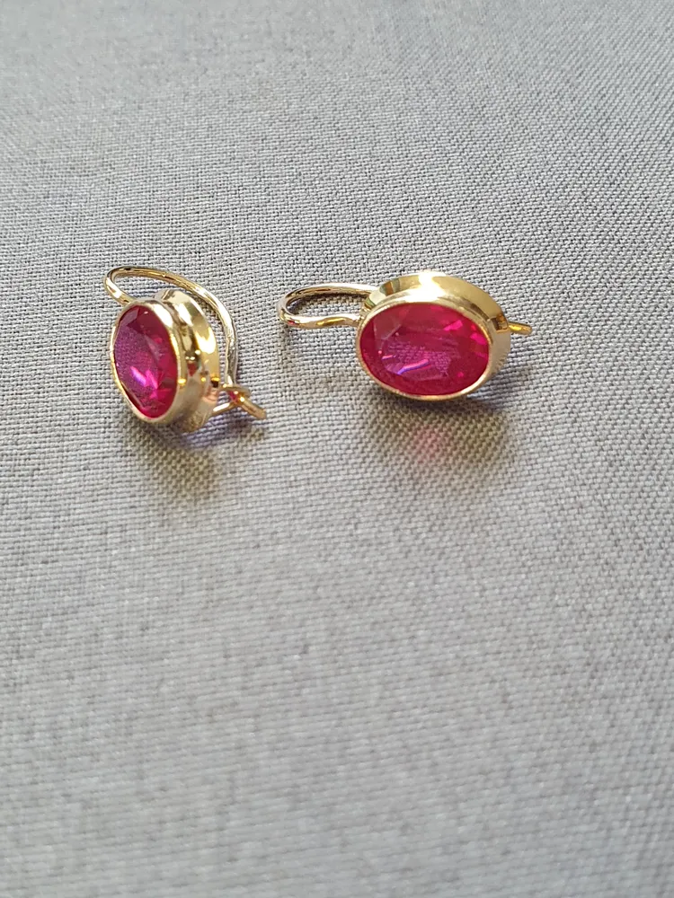 Örhängen m cerise sten och krok i 14K