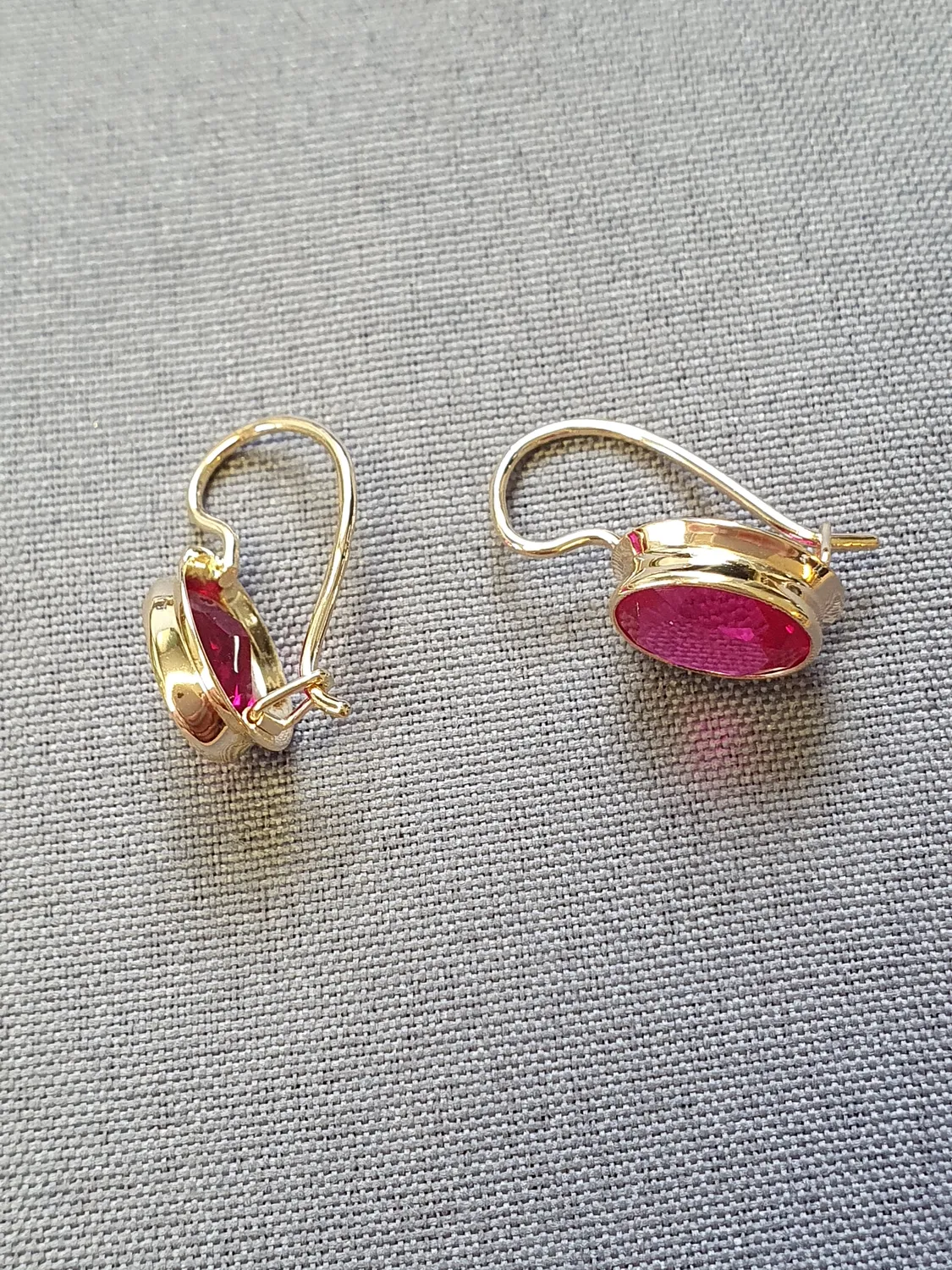 Örhängen m cerise sten och krok i 14K