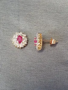 Camosé örhängen m cerise/vita stenar 3,9gr 18K