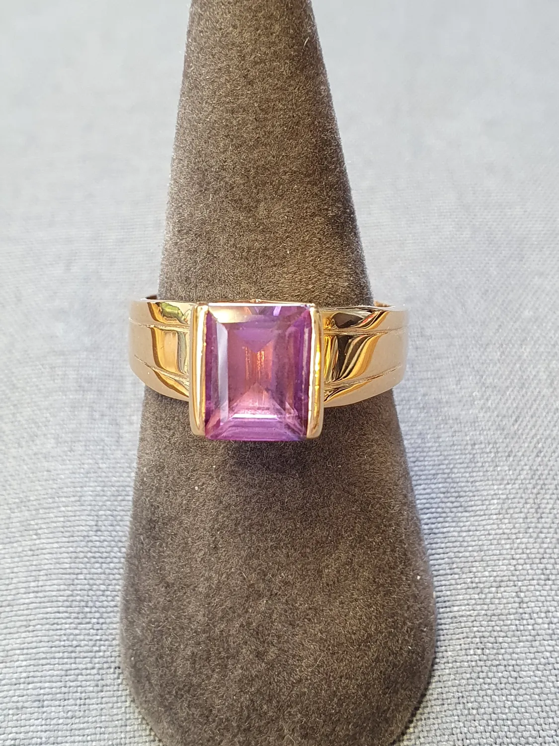 Ring med lila sten 56,0 8,3gr 18K