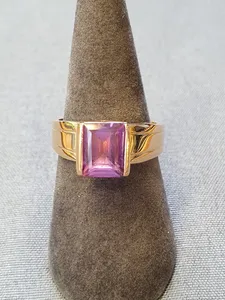 Ring med lila sten 56,0 8,3gr 18K