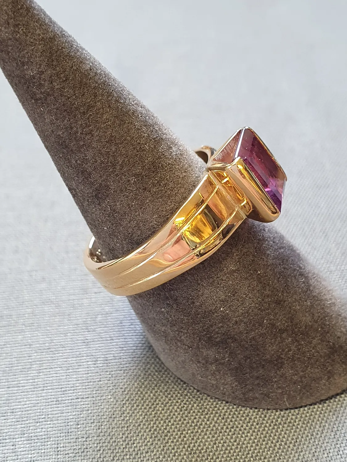 Ring med lila sten 56,0 8,3gr 18K