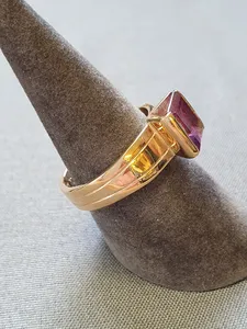 Ring med lila sten 56,0 8,3gr 18K