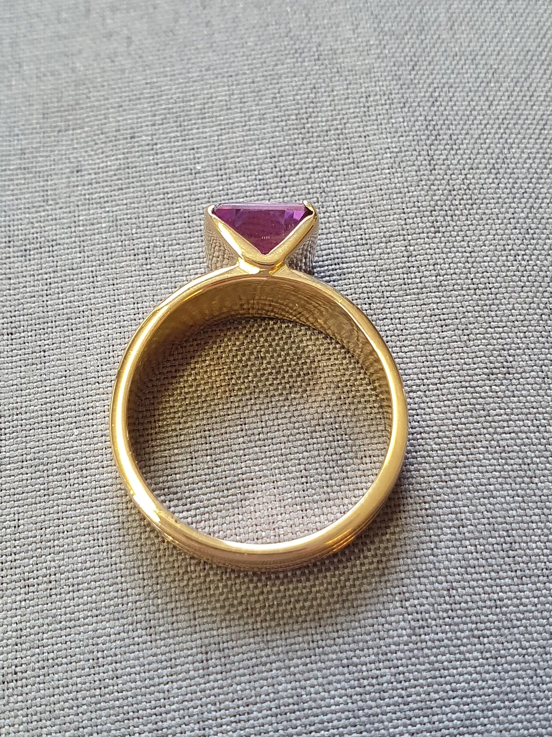 Ring med lila sten 56,0 8,3gr 18K