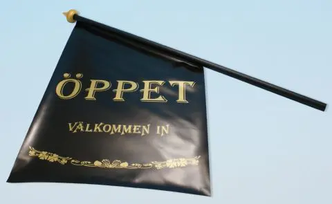 Öppetflagga svart/guld m.stång