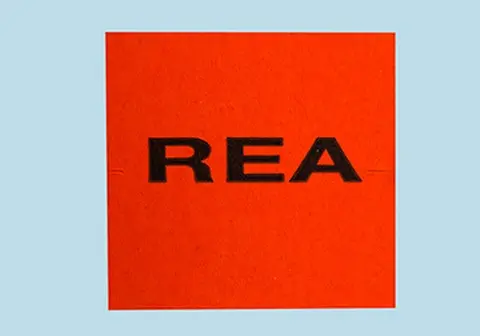 Etikett 29x28 G2 fluor röd rea mitten