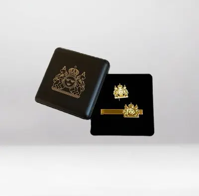 Slipshållare och kavajnål