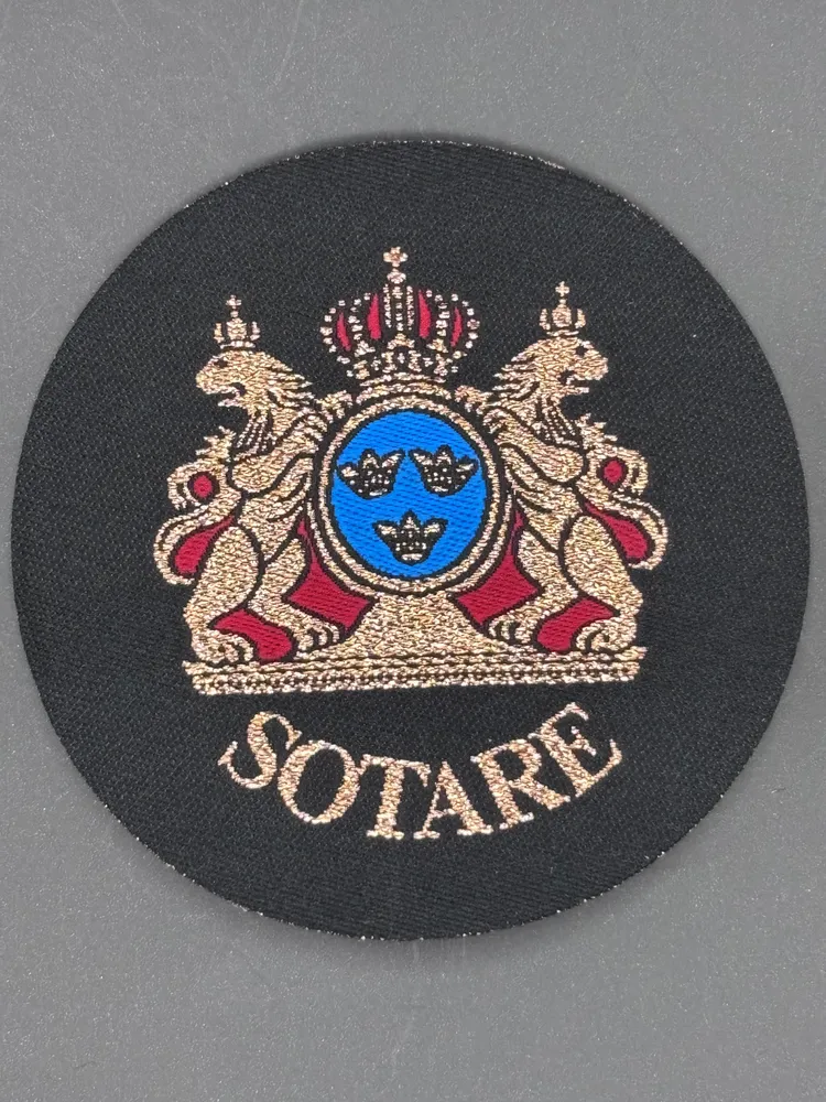 Vävt  litet mössmärke riksvapen text sotare