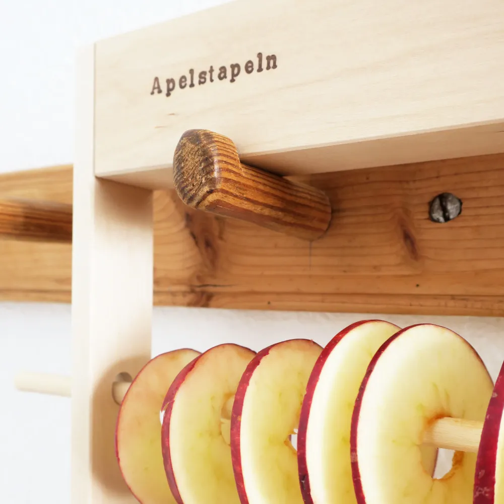 Närbild på överdel av Apelstapeln med färska äppelringar som hänger