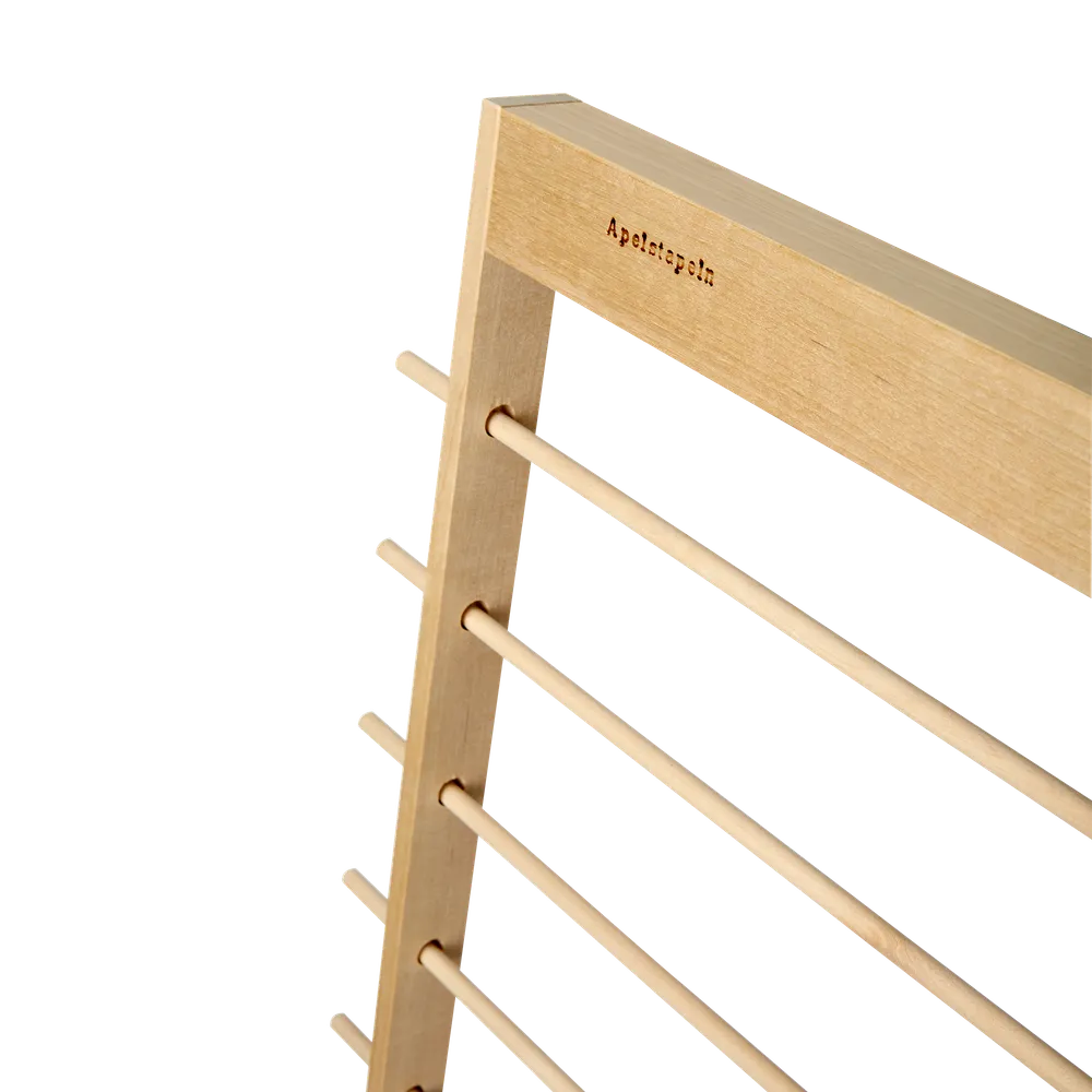 Frukttork i trä med detaljerad bild på stämpeln