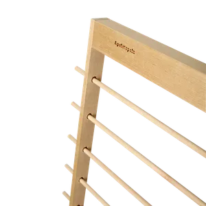 Frukttork i trä med detaljerad bild på stämpeln