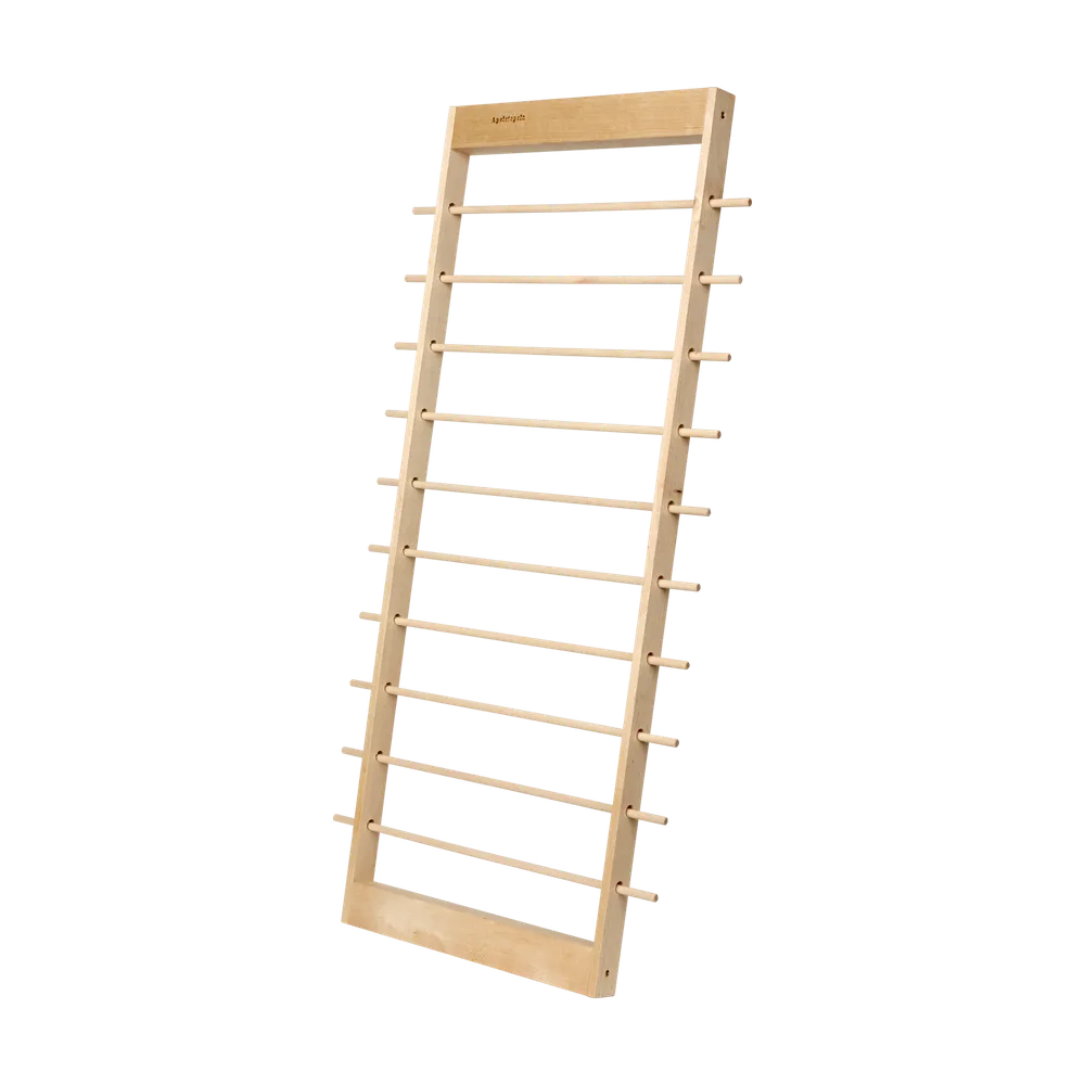 Frukttork Apelstapeln i trä med 10 träpinnar för att torka frukt