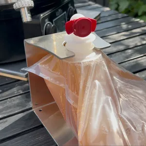 En 3-liters bag-in-box-pose med juice sidder sikkert fast i holderen