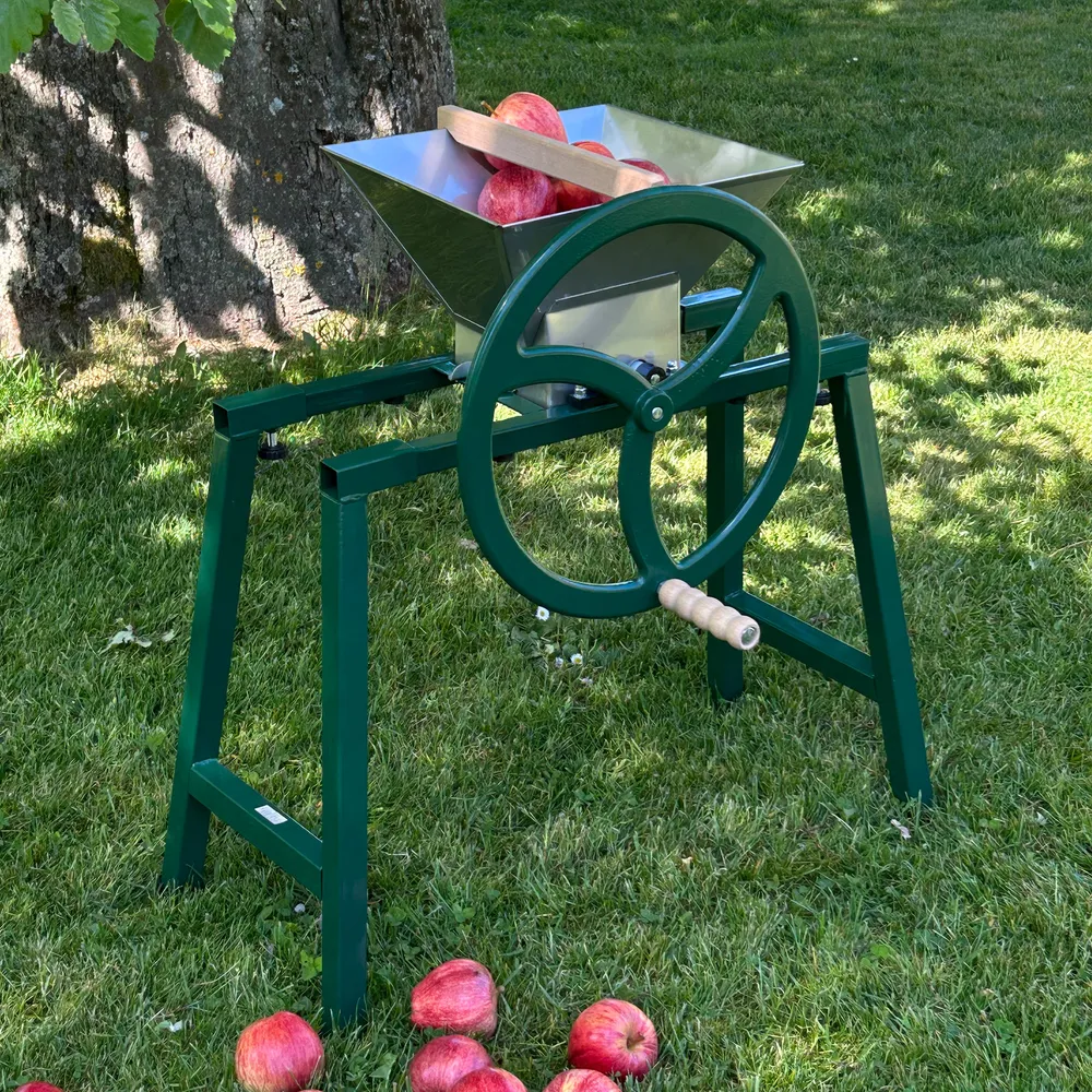 Fruktkross Manuell 9L med stödben monterade och placerade på en gräsmatta