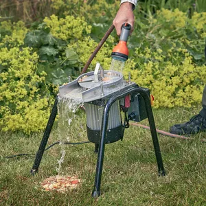 Spolar smidigt och enkelt bort fruktrester från bladen som krossar frukter och grönsaker