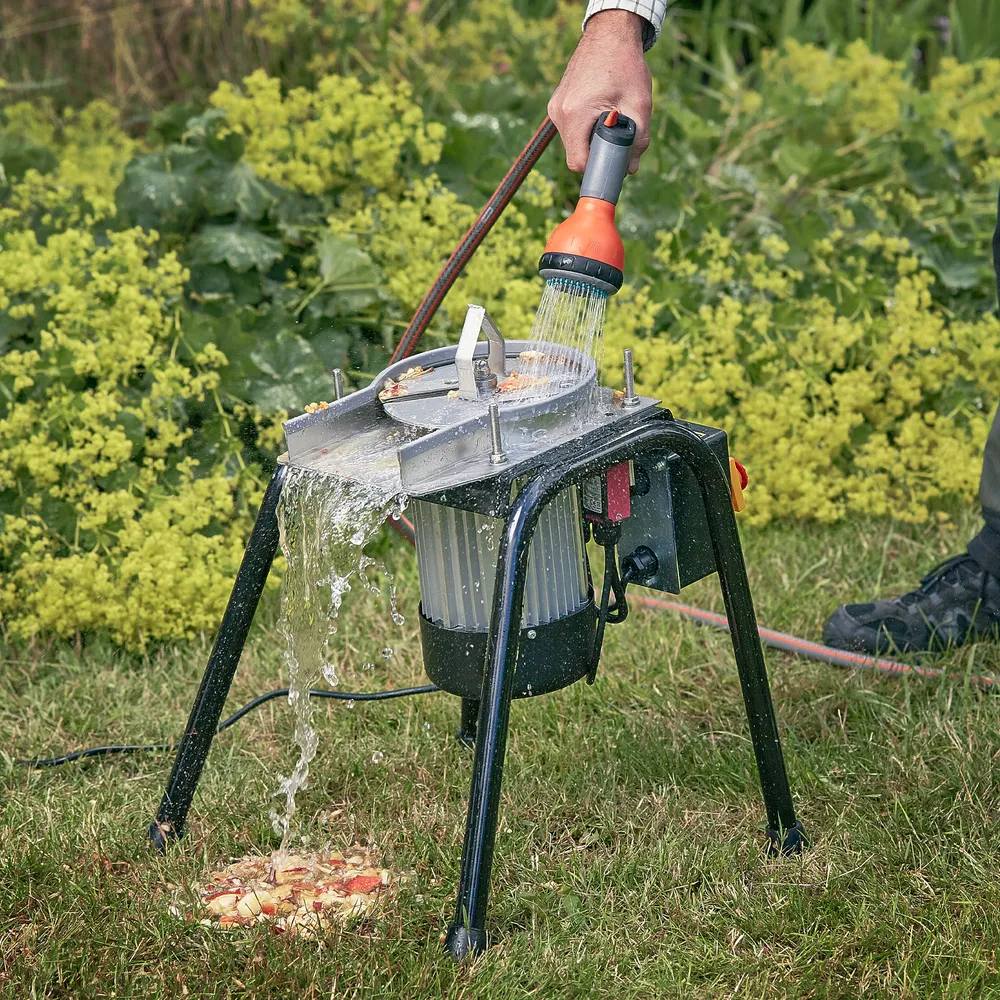 Spolar smidigt och enkelt bort fruktrester från bladen som krossar frukter och grönsaker