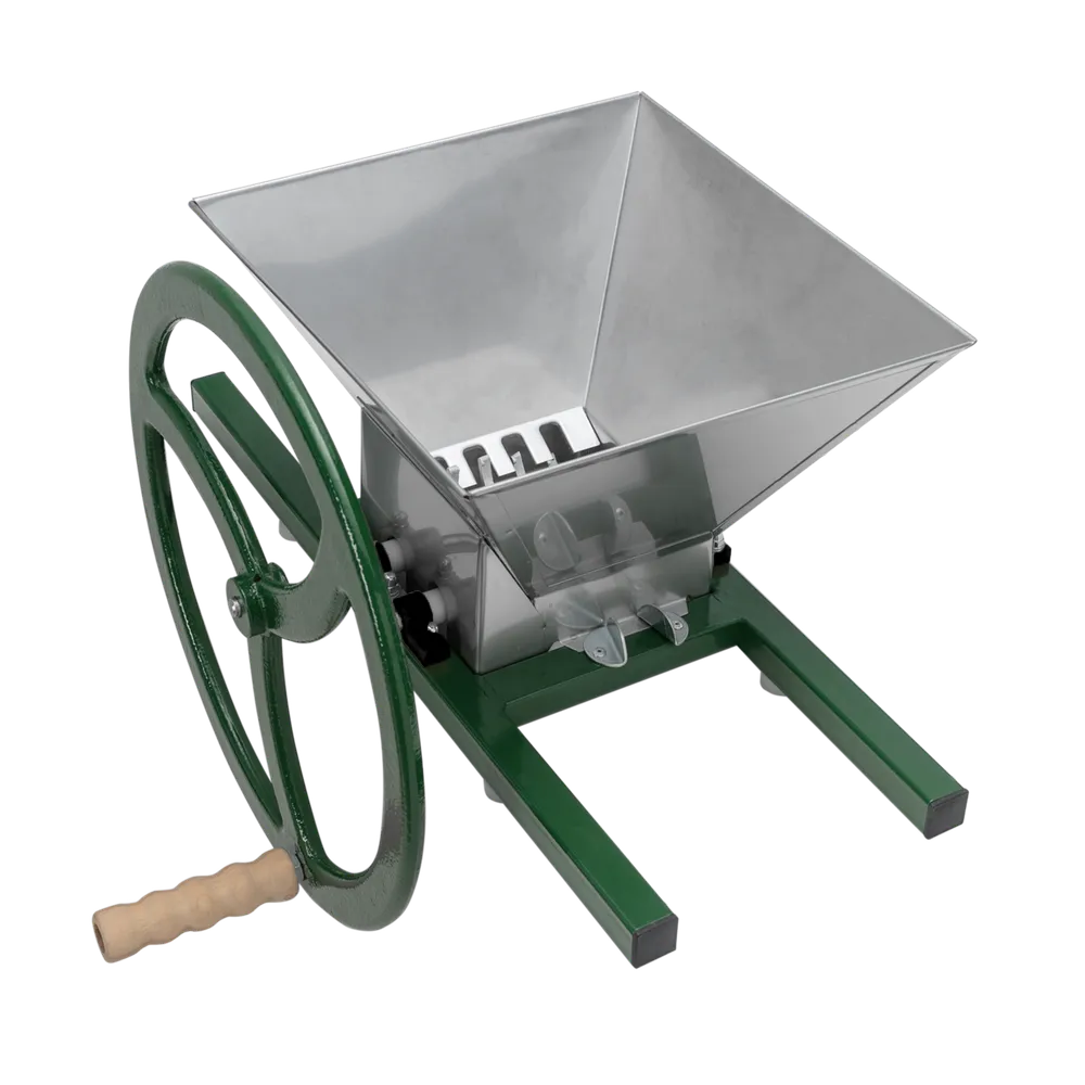 Manuell fruktkross i rostfritt stål med gröna detaljer samt ett stort vevhjul med trähandtag