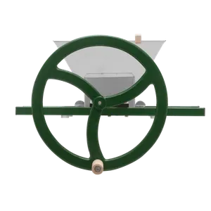 En manuell fruktkross från ett sidoperspektiv där det stora vevhjulet med handtag syns framför tratten