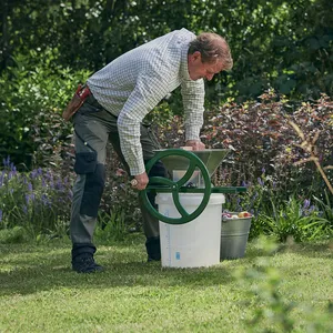 Manuell 9L fruktknuser i lakkert stål er fylt med fruktknusing for å øke utbyttet av mosten