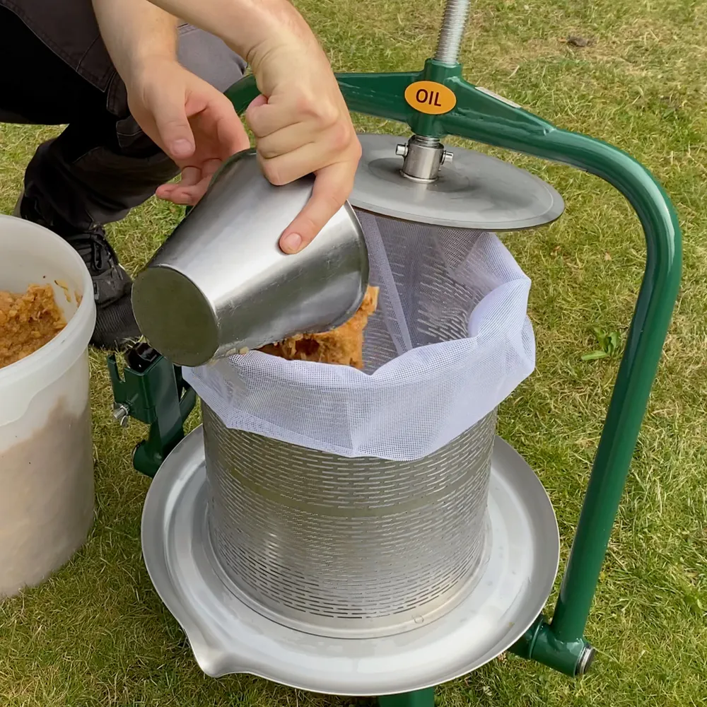 Fruktpresse Original på 12 liter fylles med oppkuttet frukt