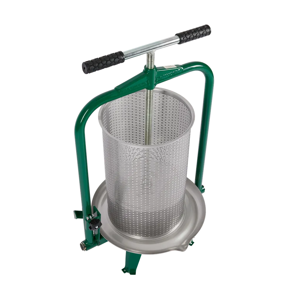 Manuell cylinderformad skruvpress i rostfritt stål och gröna detaljer som används för att pressa frukt