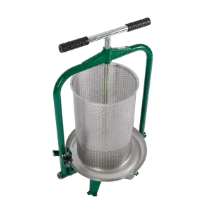 Manuell cylinderformad skruvpress i rostfritt stål och gröna detaljer som används för att pressa frukt