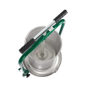 Manuell cylinderformad skruvpress i rostfritt stål och gröna detaljer