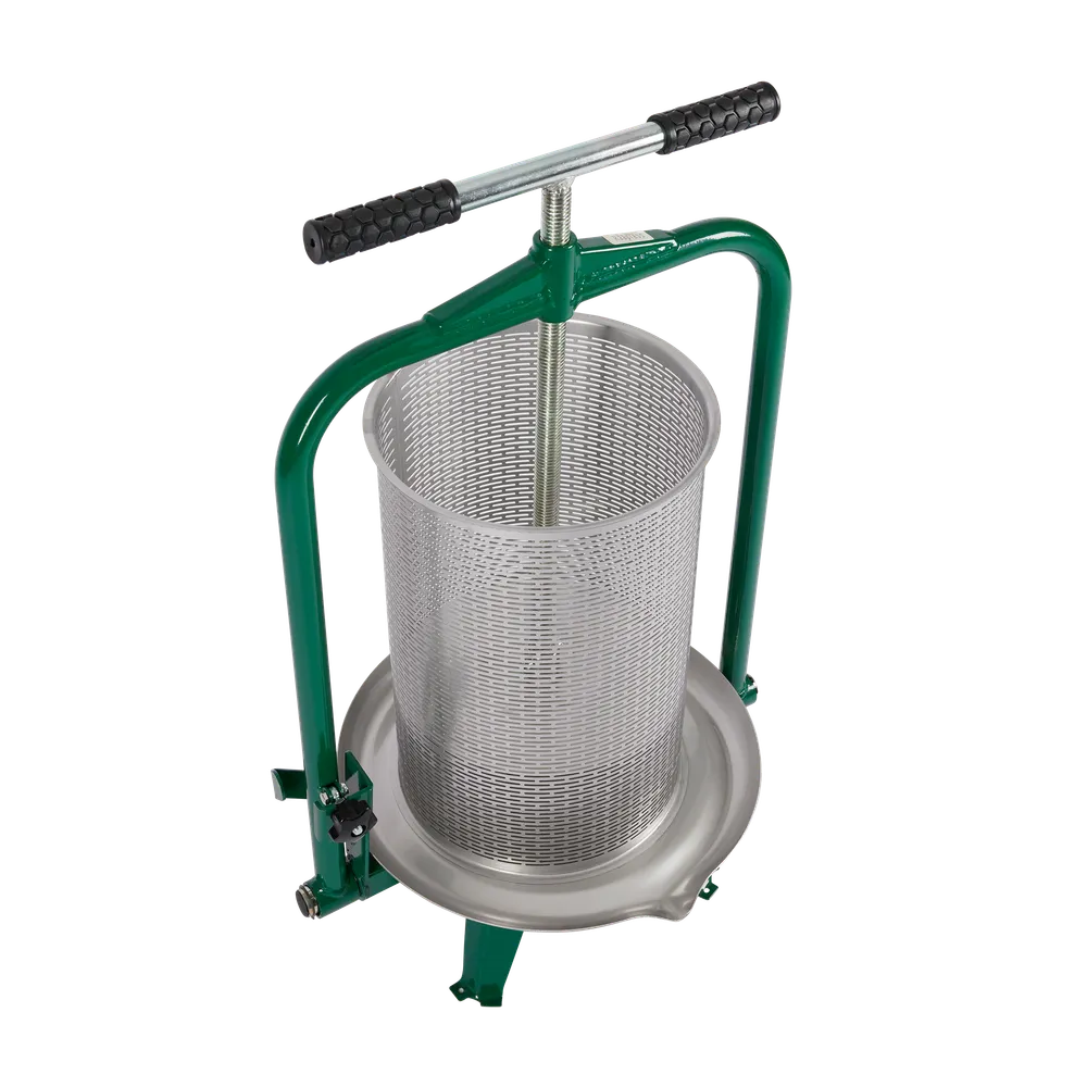 Manuell cylinderformad skruvpress i rostfritt stål och gröna detaljer som används för att pressa frukt