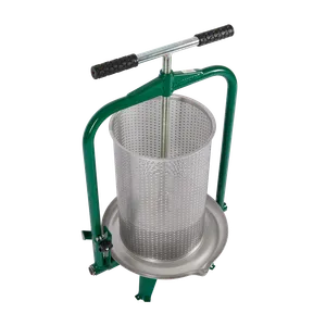 Manuell cylinderformad skruvpress i rostfritt stål och gröna detaljer som används för att pressa frukt