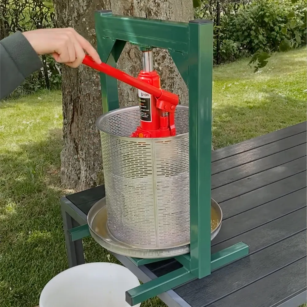  Hydraulisk fruktpresse på 23 liter presser oppkuttet frukt til most ved hjelp av en rød jekk