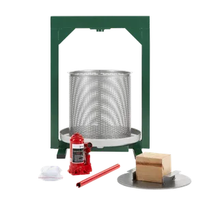 En cylinderformad presskorg i rostfritt stål med gröna detaljer samt olika tillbehör placerade framför den