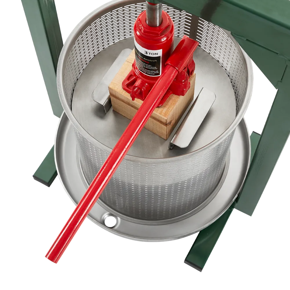 Cylinderformad hydraulisk fruktpress med detaljer i grönt, rött och trä från ett perspektiv ovanifrån