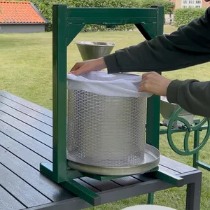 Ett filter placeras i en cylindrisk presskorg som sedan ska fyllas med fruktkross